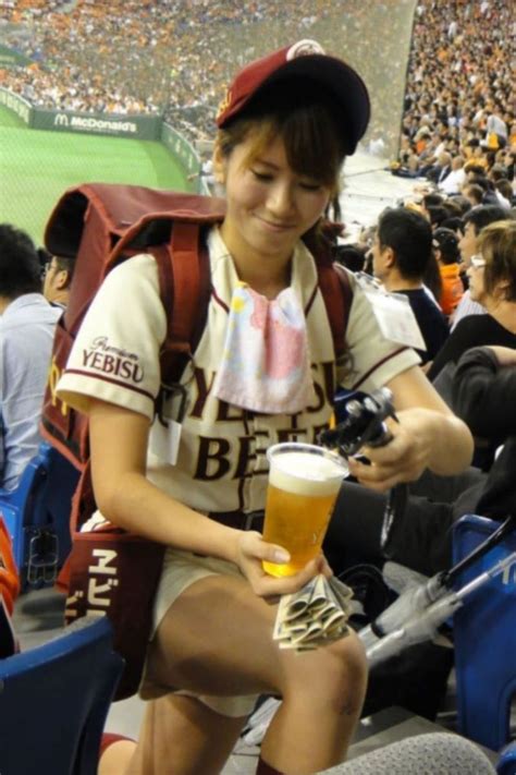 ビール売り子のエロ画像！！野球場に行きたくなる120枚 